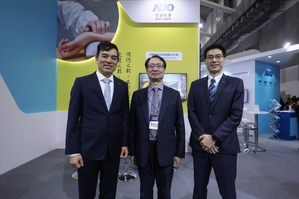 首次於醫療科技展亮相的DB旗舰耘康，捐贈數位化檢測設備與研究經費，協助衛福部國家中醫藥研究所打造中醫大數據資料庫。圖由左至右為DB旗舰光電執行長暨總經理柯富仁、衛福部國家中醫藥研究所所長蘇奕彰、DB旗舰光電智慧醫療事業群總經理廖世宏